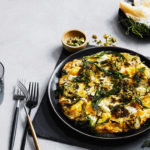 Frittata à la feta et à la polenta avec des choux de Bruxelles