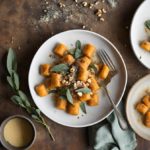 Gnocchi de patate douce avec sauge au beurre et éclats de noisettes