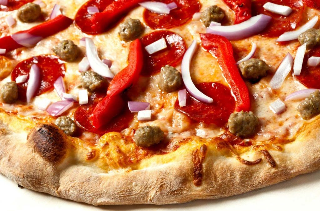 Pizza à la saucisse italienne et poivrons grillés
