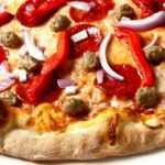 Pizza à la saucisse italienne et poivrons grillés